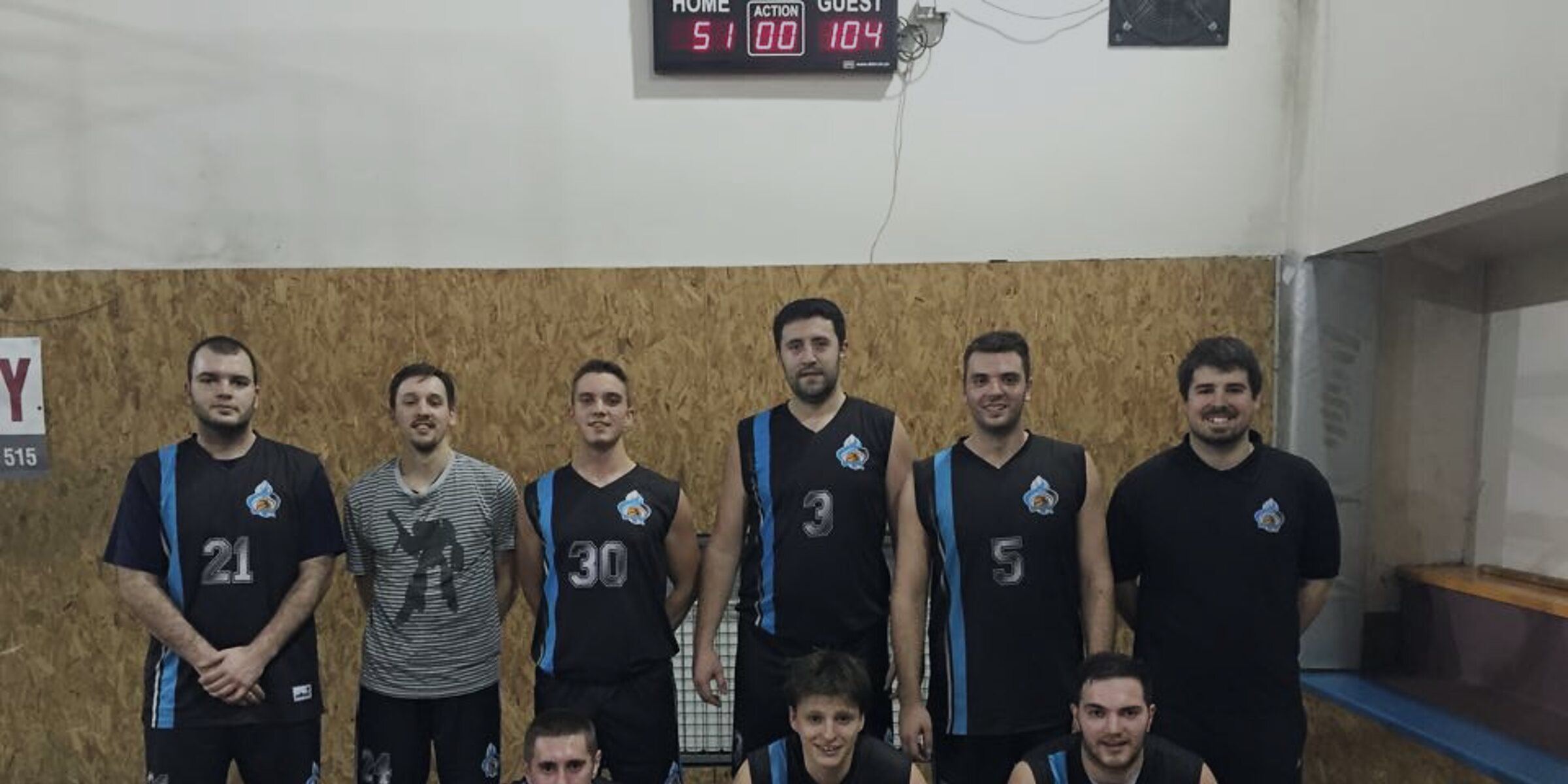 Ekipa KK Rivers BM u sali pred trening